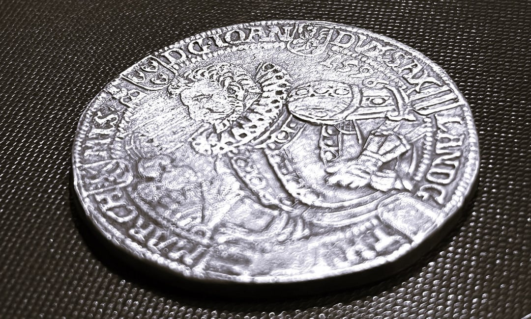 Renesansowa moneta wydobyta w Polsce. Temu znalezisku towarzyszyło wiele przypadku