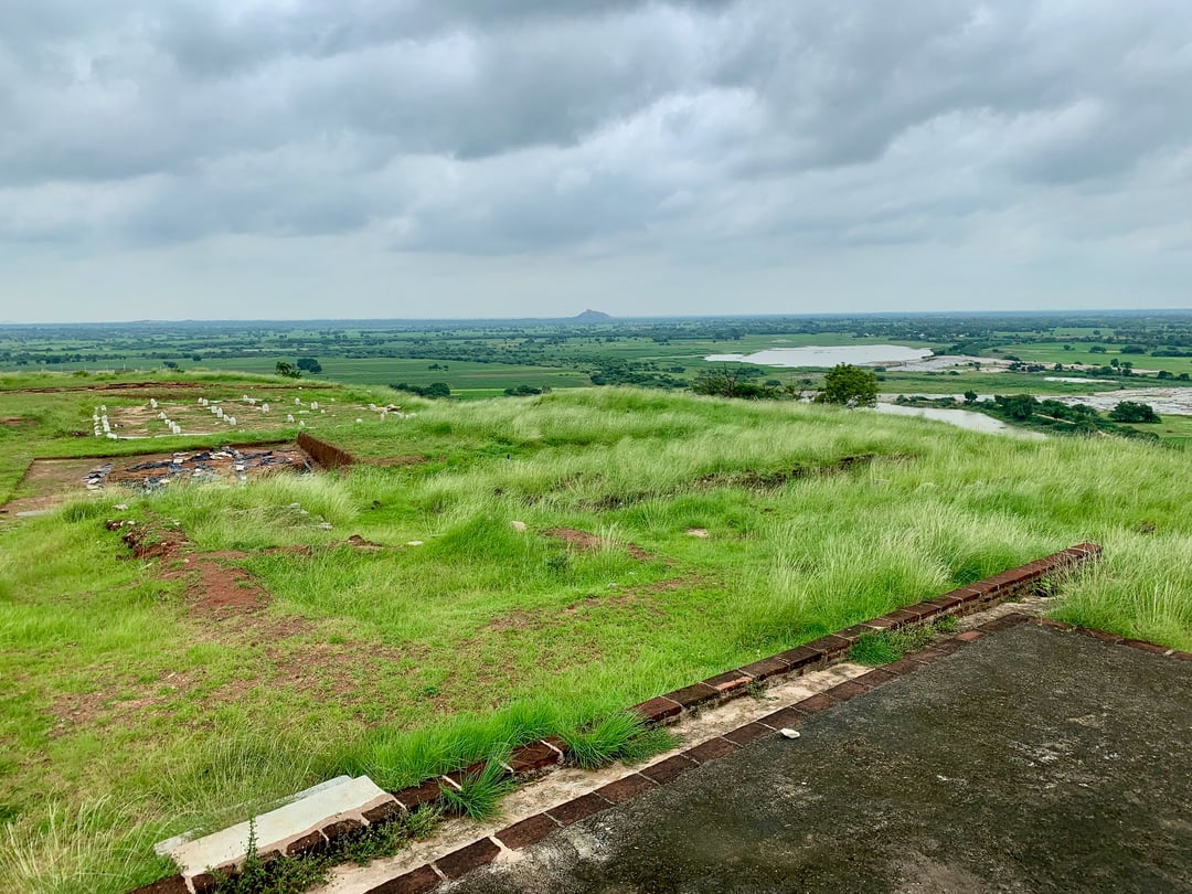 Tysiące monet na buddyjskim stanowisku archeologicznym. Naukowcy zwrócili uwagę na umieszczone na nich symbole