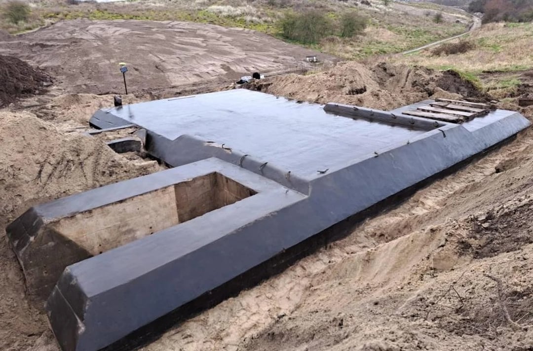 Trzy bunkry pośrodku niczego. Przypadkowe znalezisko odsłoniło obiekty w nienaruszonym stanie