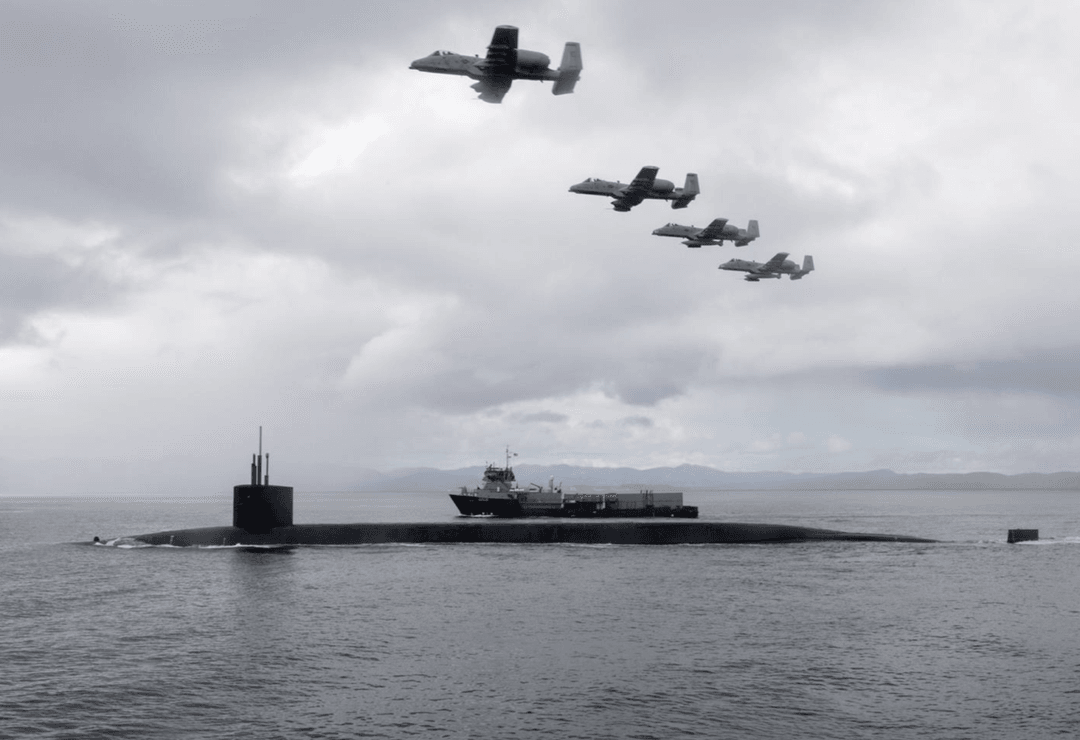 To pierwszy i być może ostatni taki widok. Amerykański okręt podwodny z niezwykłą eskortą