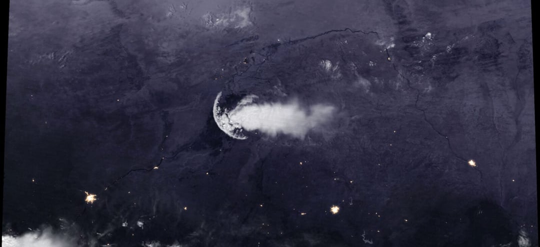 Ta gigantyczna meduza, to nie meduza. Niesamowita chmura sfotografowana nad Afryką