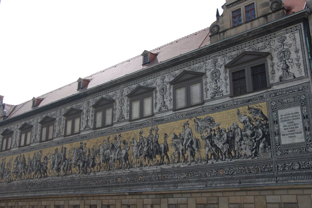 XVII-wieczny skarb znaleziony w folwarku słynnej dynastii. Co wchodzi w jego skład?