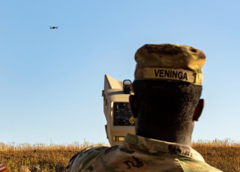 Pentagon pokazuje, jak odeprzeć atak roju dronów. To największa taka demonstracja w historii