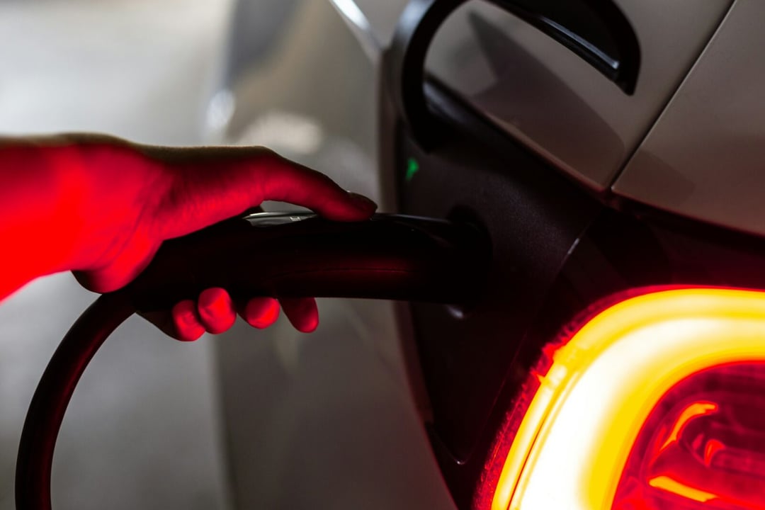 Nowy elektrolit sprawi, że samochody elektryczne pojadą dwa razy dalej na jednym ładowaniu