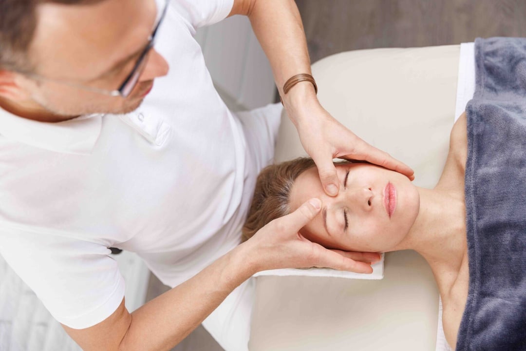 Pan Kobido masuje, edukuje oraz zatrzymuje nas… i czas