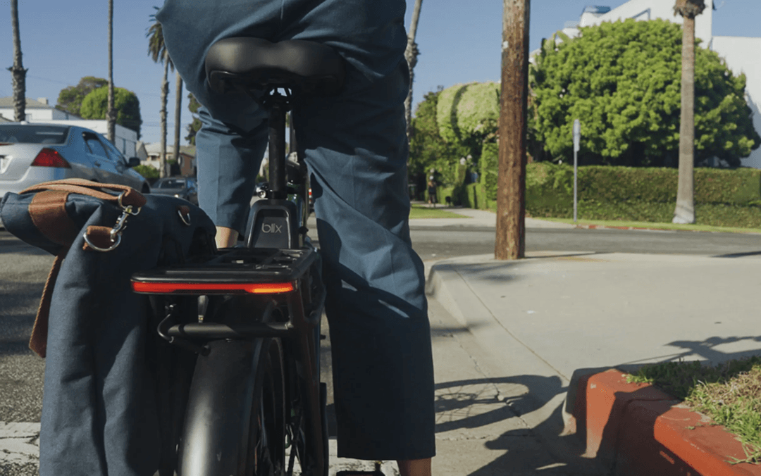 Nie uwierzysz, jakie to proste. Ten rower elektryczny zajmuje w bagażniku mniej miejsca niż wózek dziecięcy