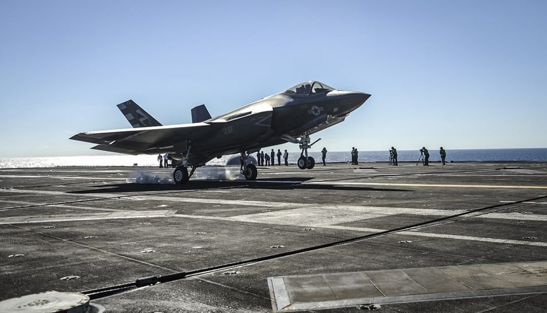 Poderwali potężne myśliwce z pokładu i ruszyli do ataku. Piloci USA stworzyli historię w Jemenie