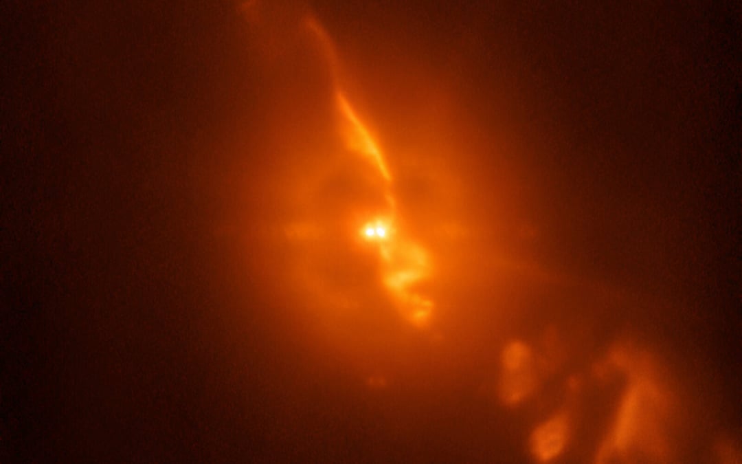 Kosmiczny taniec śmierci w R Aquarii. Teleskop VLT uchwycił niezwykłe zjawisko