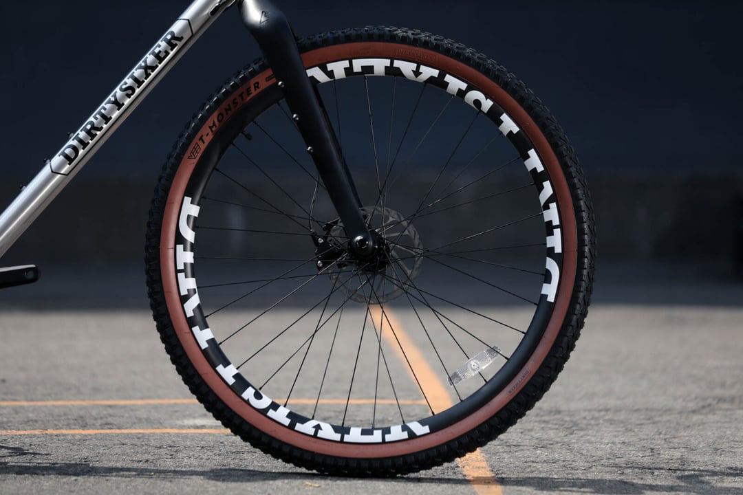 Rower stworzony przez wysokich dla wysokich. DirtySixer znowu zaskakuje