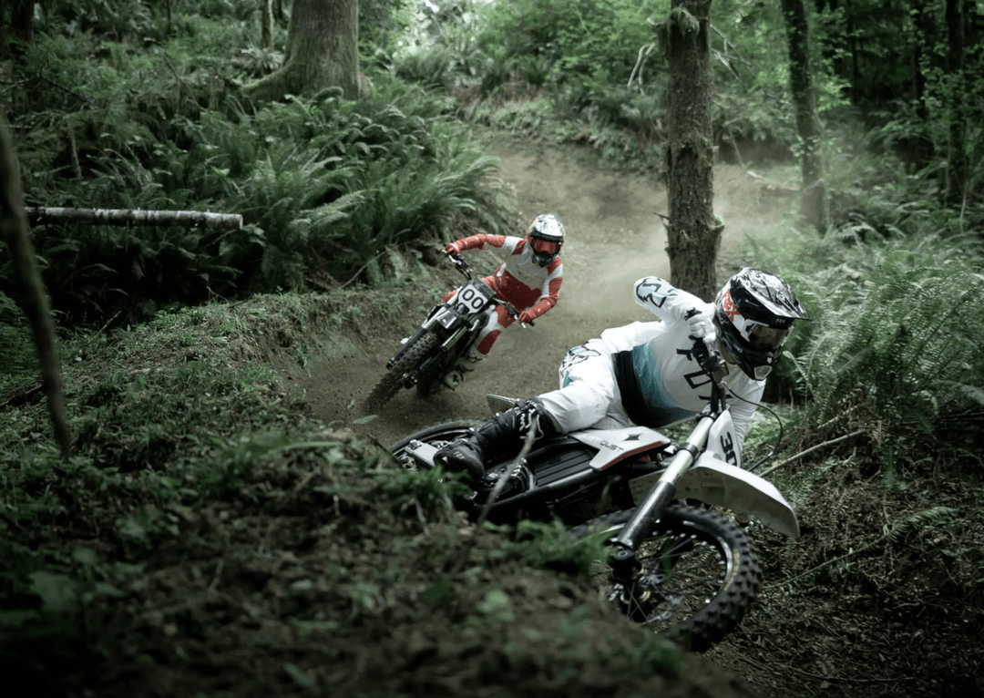 Waży tylko 100 kg a ma potężną moc. Ten motocykl zachwyca osiągami