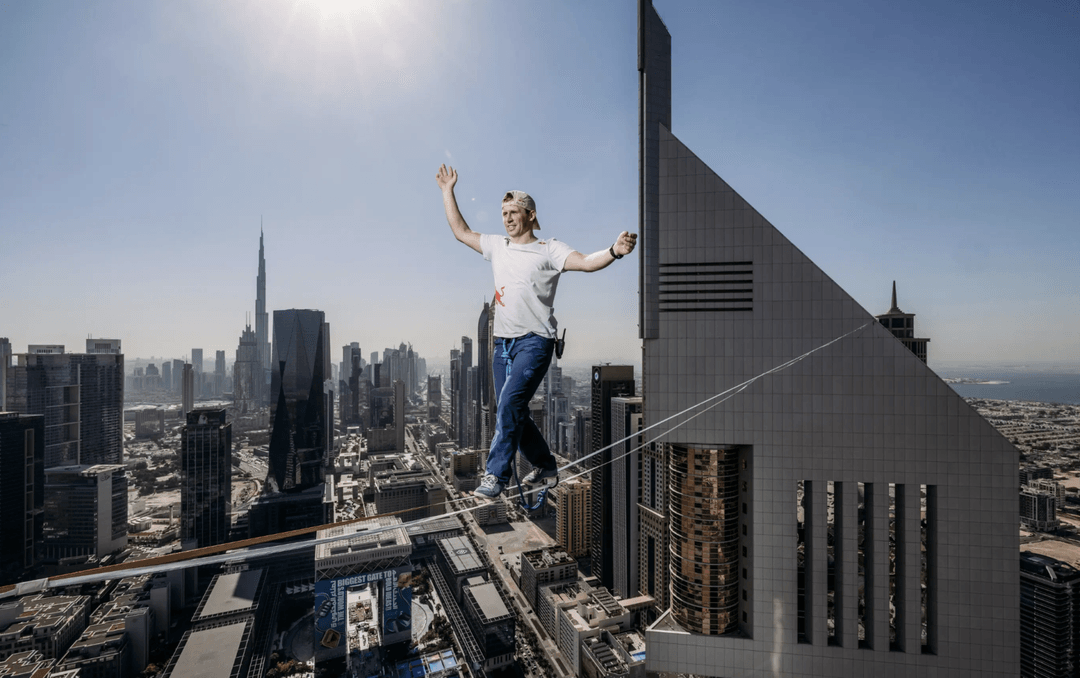 Między wieżowcami Dubaju przeszedł 100 metrów na taśmie. To trzeba zobaczyć