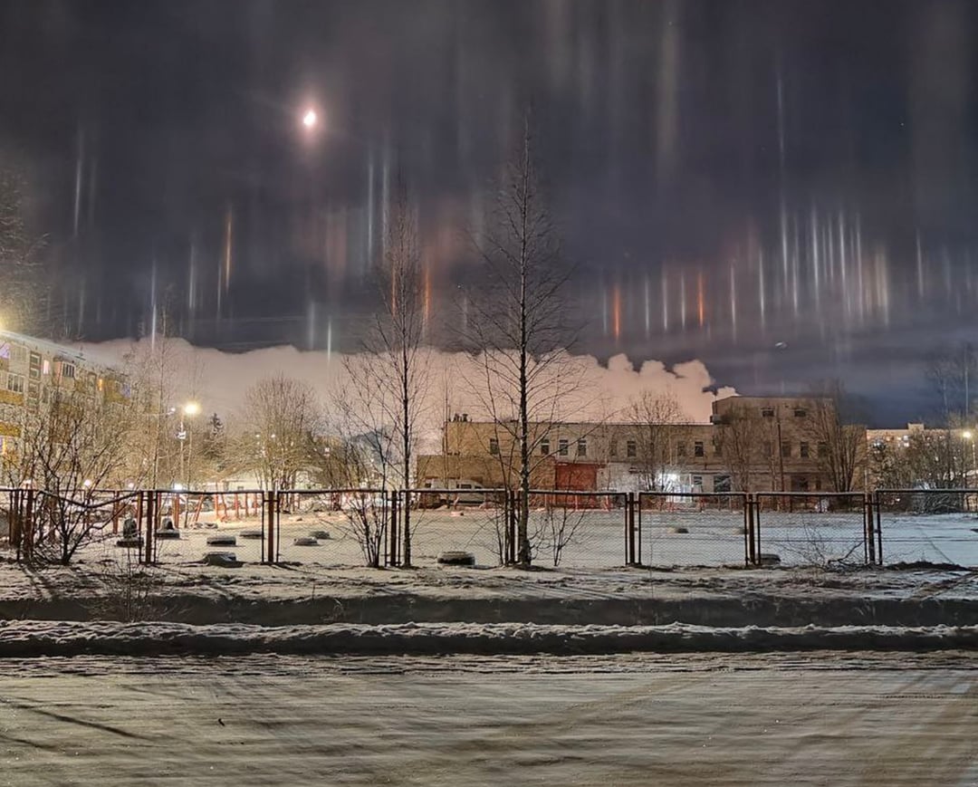 Tajemnicze światła nad Rosją. Słupy pojawiły się nad niewielkim miastem