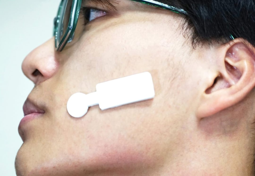 Naklejka, która czyta emocje. Rewolucja w monitorowaniu zdrowia psychicznego