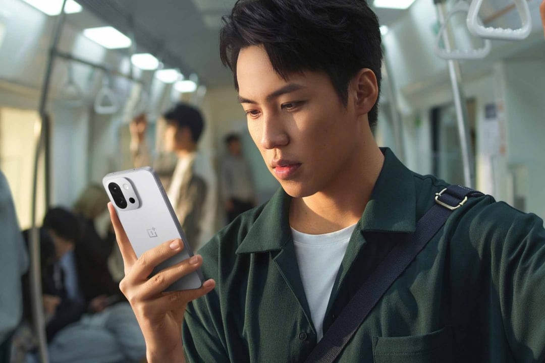 OnePlus 13T zalicza premierę. To kompaktowy flagowiec z potężną baterią