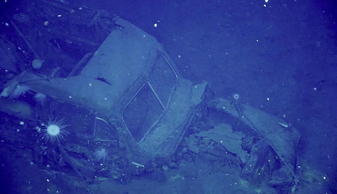 Wrak okrętu z II wojny światowej zawiera niezidentyfikowany pojazd. Naukowcy proszą o pomoc