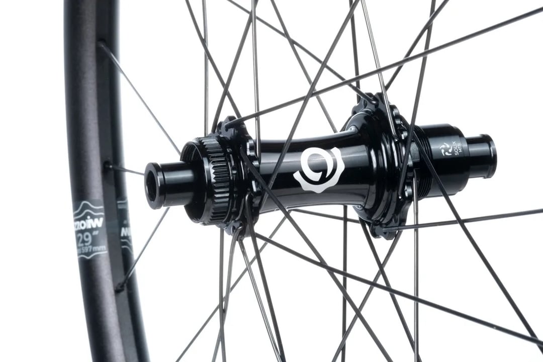 Wytrzymałe, szybkie i nie rujnują portfela. Zaprezentowano idealne koła do rowerów górskich