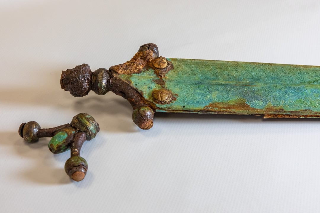 Dwa starożytne miecze spoczywały w celtyckiej nekropolii. Zawierają symbole z II wojny światowej