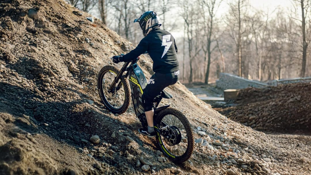 To prawdziwy elektryczny potwór. Stealth B-52R to rower dla drogowych rebeliantów