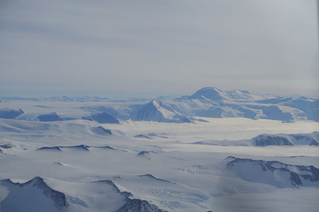 Pod lodem Antarktydy kryje się geologiczna kapsuła czasu. Badacze właśnie odczytali jej pierwszą wiadomość