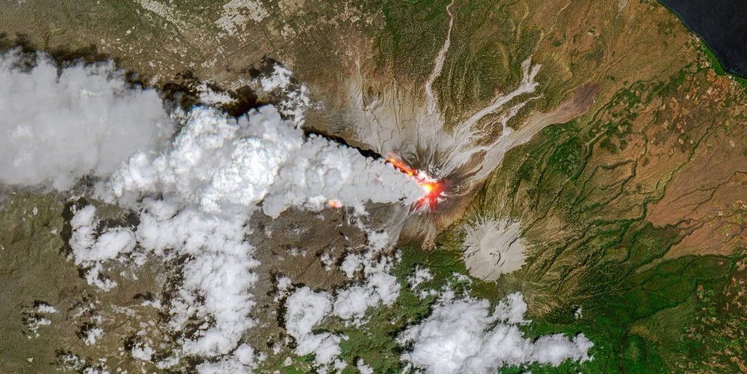 Gigantyczna chmura w kształcie grzyba widoczna ze 150 kilometrów. Wulkan Lewotobi znów dał o sobie znać