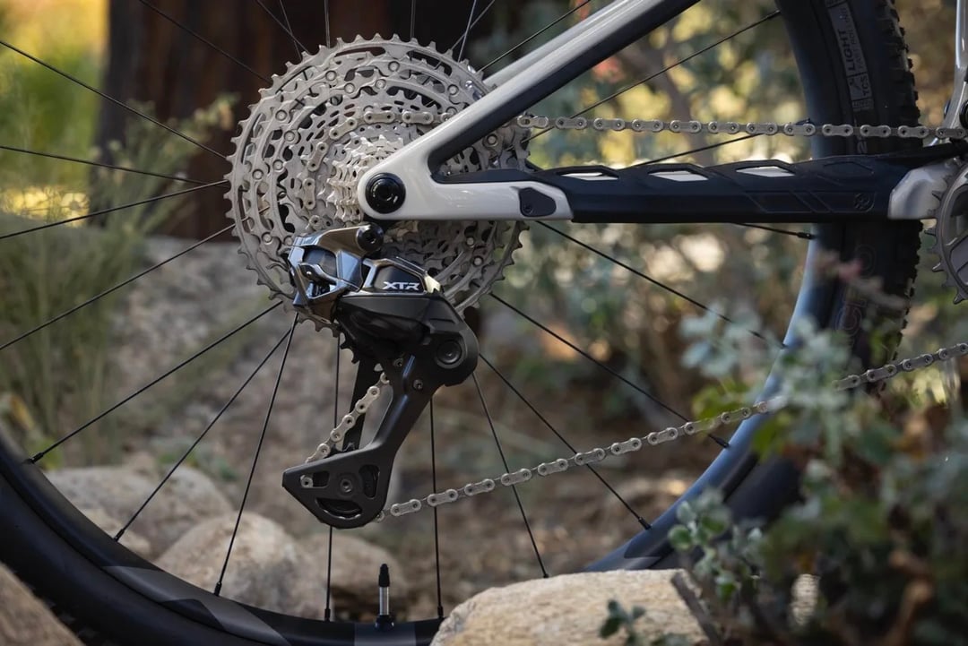 Shimano odpowiada na dominację SRAM z kilkuletnim opóźnieniem. Nowy bezprzewodowy XTR Di2 był wart czekania