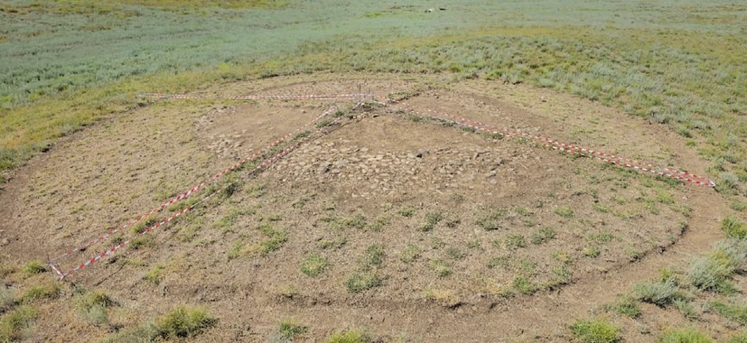 Odnaleźli prehistoryczny kurhan w nienaruszonym stanie. W środku znajdował się gigantyczny szkielet