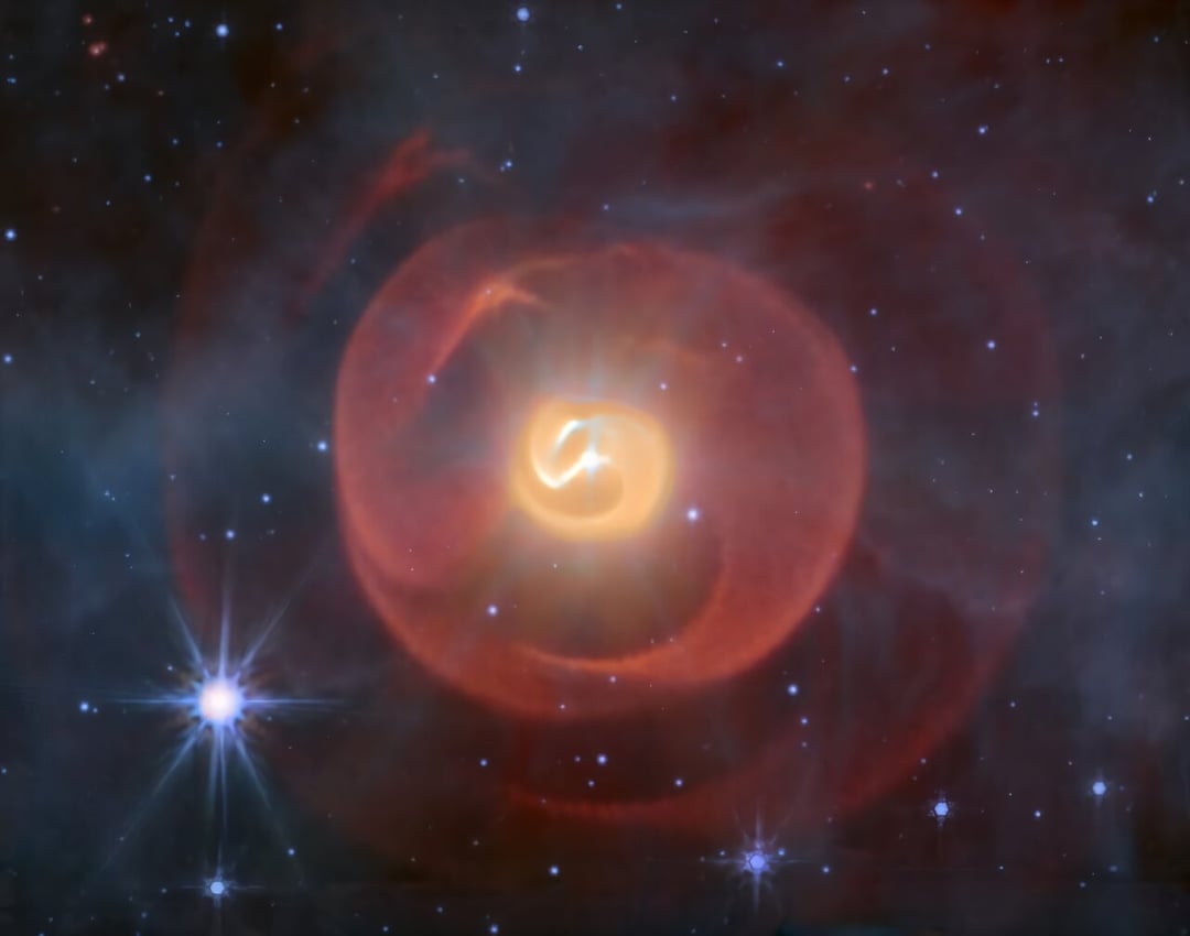 To zdjęcie z Webba to prawdziwy opad szczęki. Ta mgławica to konanie umierającej pary gwiazd