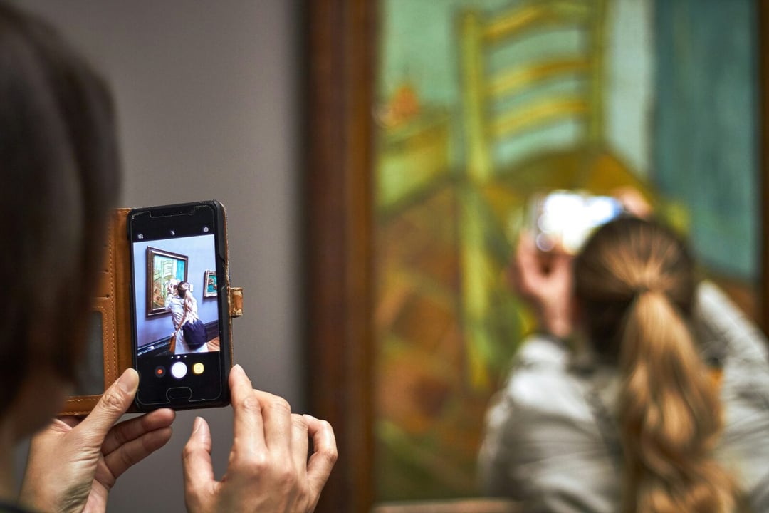 Selfie cenniejsze niż obiad. Polak na wakacjach oszczędza, ale nie na zdjęciach