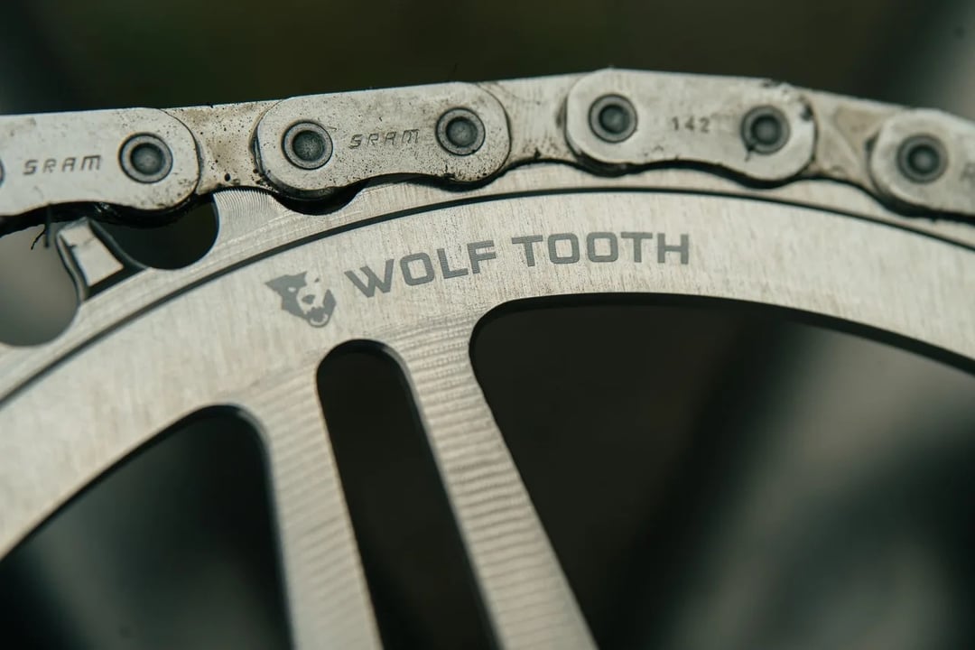 Wolf Tooth Components wprowadza zębatki Raw Silver. Premiera w dwóch etapach