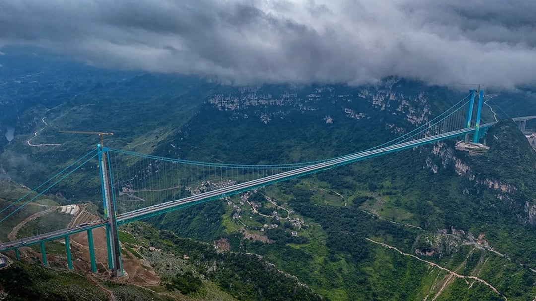 Inżynieryjny cud w chińskich górach. Huajiang Grand Canyon Bridge bije rekordy w dwóch kategoriach