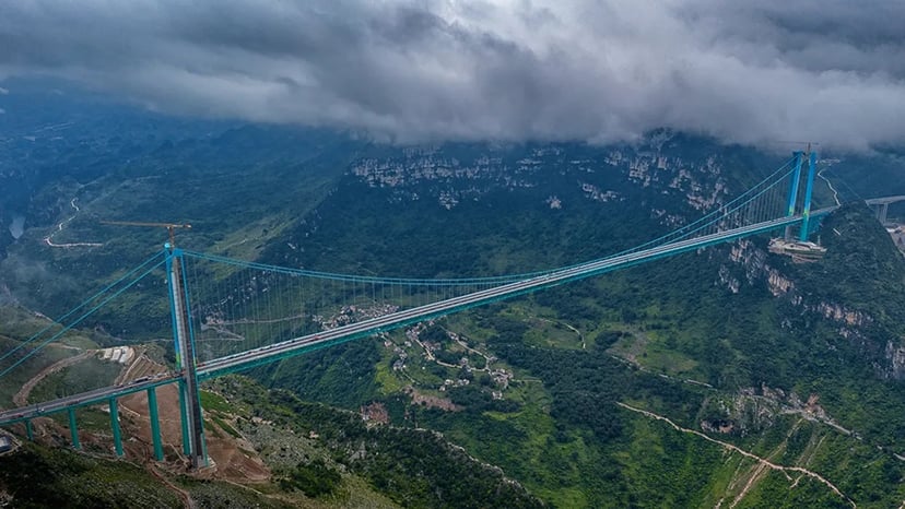 Inżynieryjny cud w chińskich górach. Huajiang Grand Canyon Bridge bije rekordy w dwóch kategoriach