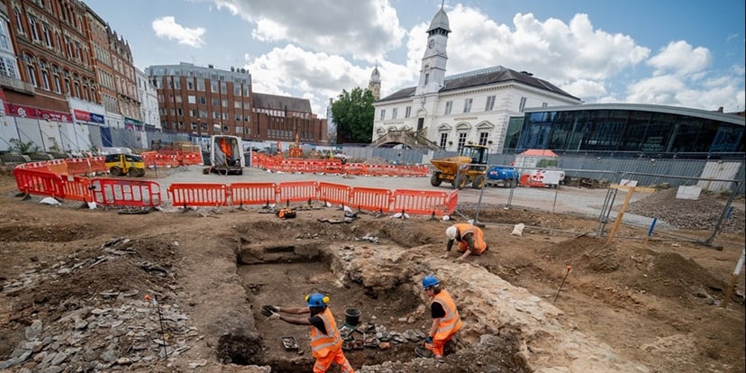 Średniowieczny loch i rzymskie skarby. Archeolodzy odkryli 2000 lat historii na placu budowy