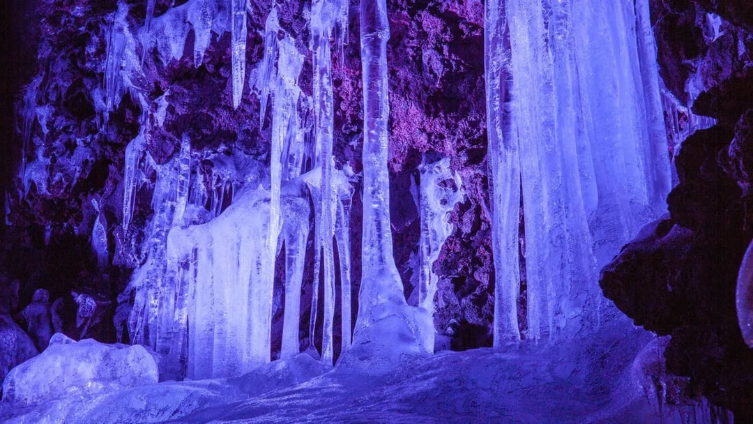Zamarznięty czas w sercu japońskiego lasu. Lodowa Jaskinia Narusawa zachwyca turystów i naukowców