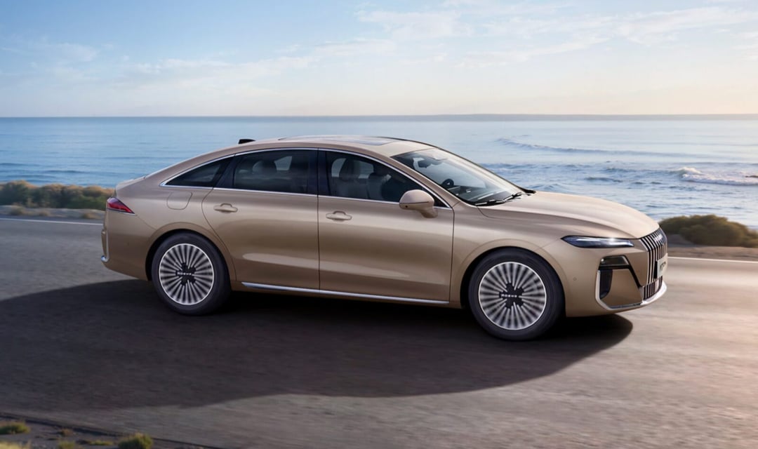 Roewe M7 – chiński sedan z napędem hybrydowym i nieprawdopodobnym zasięgiem