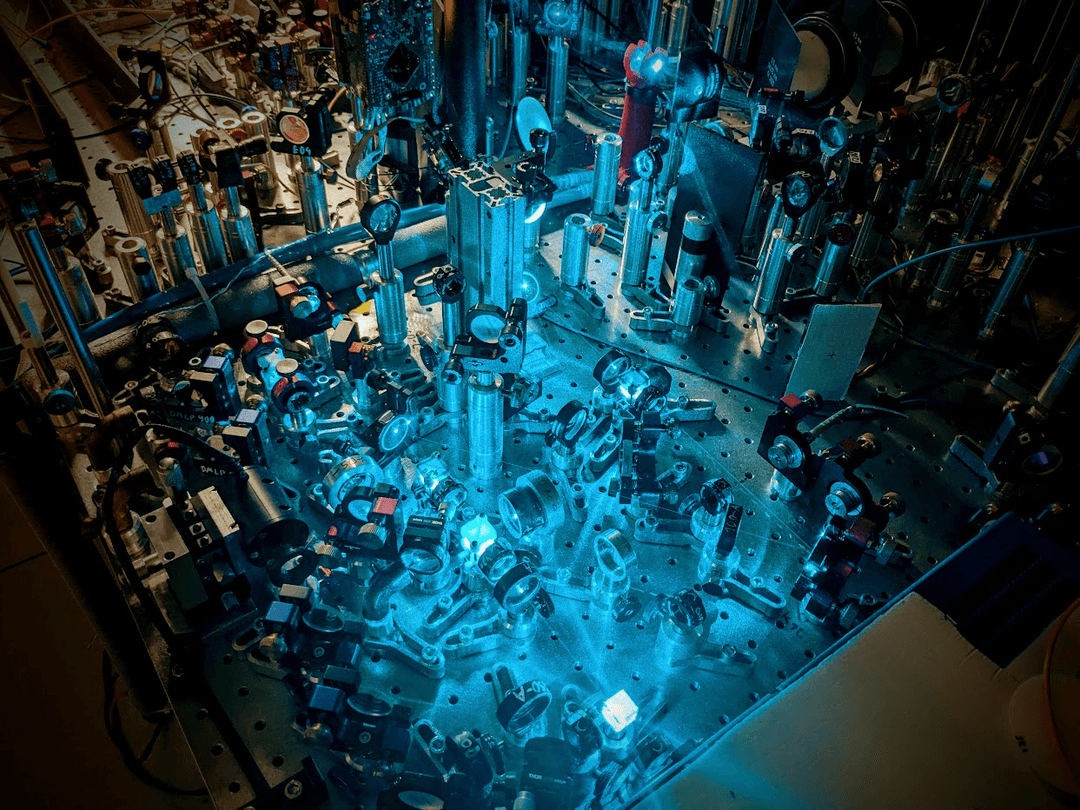 Koniec ery metalowych anten radiowych. Polacy stworzyli urządzenie zasilane tylko światłem