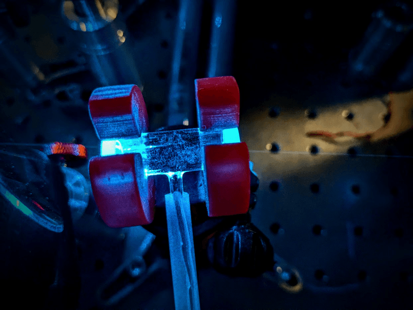 Nowy laser przebija się przez dym i mgłę. Naukowcy pokazali, jak działa komunikacja tam, gdzie inne technologie zawodzą