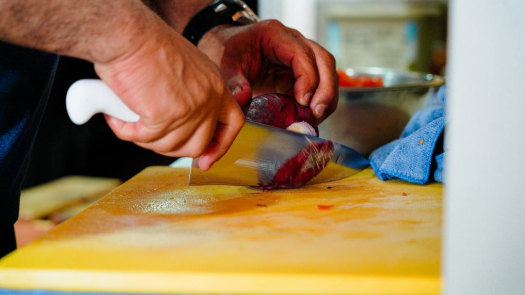 Naukowcy odkryli dlaczego płaczesz przy cebuli. Rozwiązanie jest prostsze niż myślisz