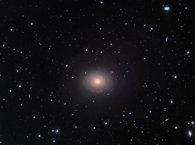 Kosmiczna chimera z podwójną naturą. NGC 2775 łączy cechy różnych typów galaktyk