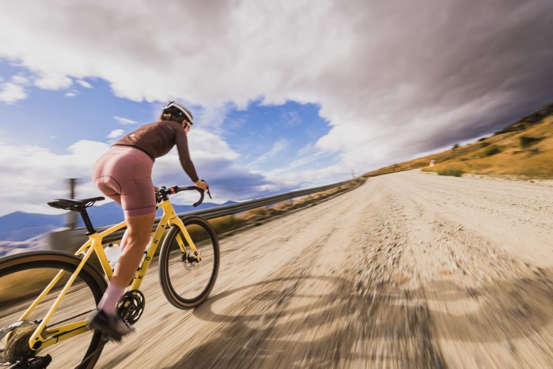 Aluminiowy gravel nie musi być nudny. Kona Libre G2 udowadnia, że szybkość i komfort mogą iść w parze