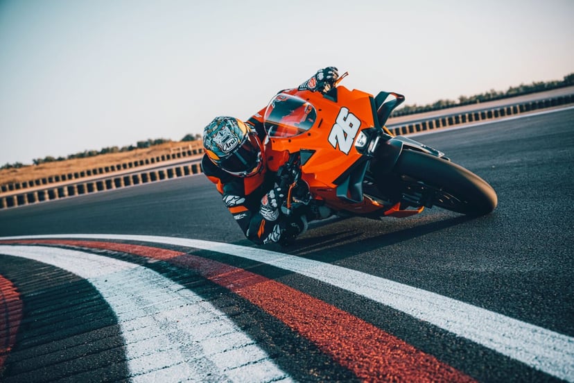 KTM 990 RC R 2026 wywołuje opad szczęki. To bestia uwolniona z toru wyścigowego