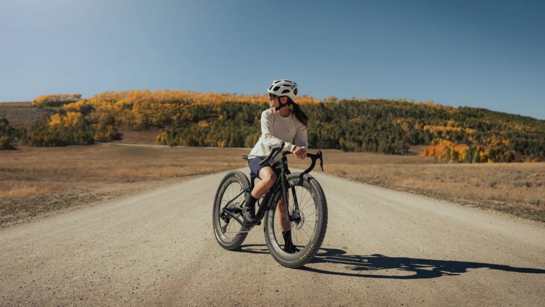 Ari Shafer 3.0 wkracza na rynek gravelowy. Ta karbonowa bestia waży mniej niż kilogram