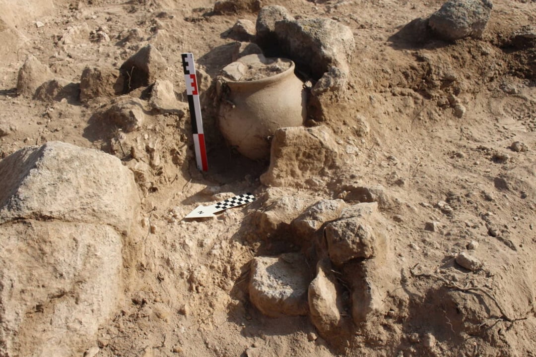 Niezwykłe odkrycie w Armenii rzuca światło na życie po katastrofie politycznej. Kamienna twarz i urny grobowe opowiadają historię przetrwania