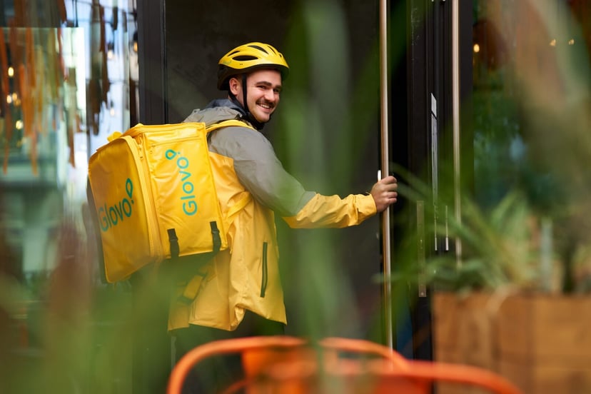 Koniec z oczekiwaniem? MediaMarkt i Glovo wprowadzają ekspresową dostawę elektroniki na żądanie