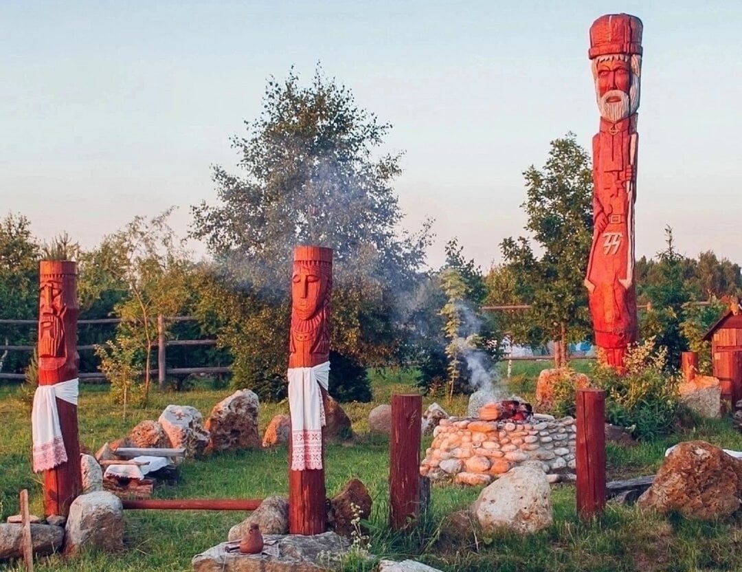Perun i Swarog znów patrzą z leśnej gęstwiny. Współcześni entuzjaści wskrzesili pradawny słowiański panteon