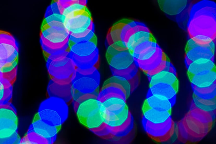 Światło zmienia strukturę materii. Zaskakujący efekt w materiałach 2D