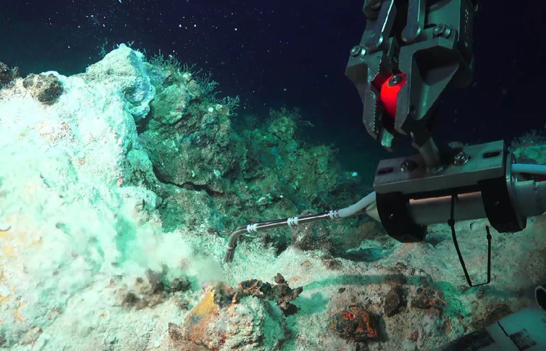 Niemal wrząca woda pod grecką wyspą. Co skrywają nowe kominy na dnie morza