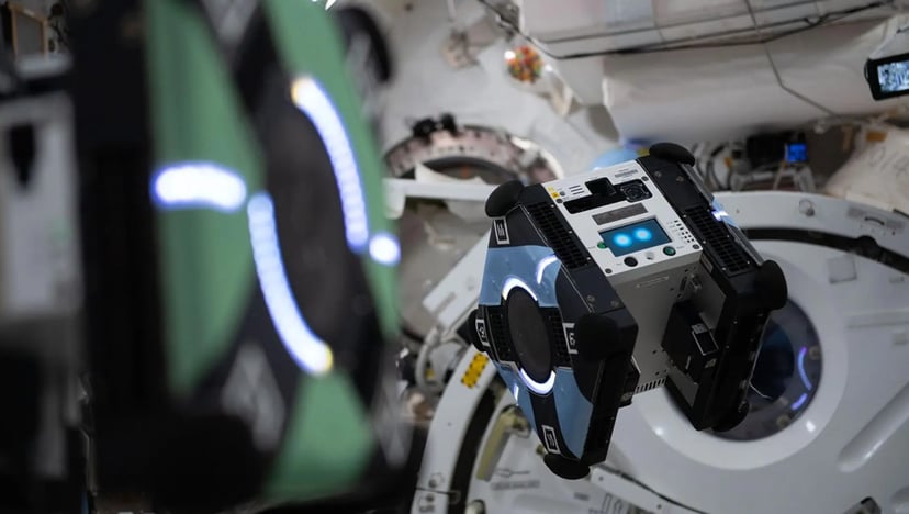 Urocze roboty Astrobee uzyskały niezależność. NASA wykorzystuje AI do turbodoładowania logistyki w kosmosie