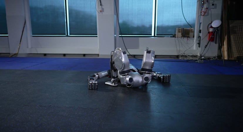 Robot Atlas wstaje jak cyrkowiec. Przerażający, ale genialny manewr humanoida od Boston Dynamics