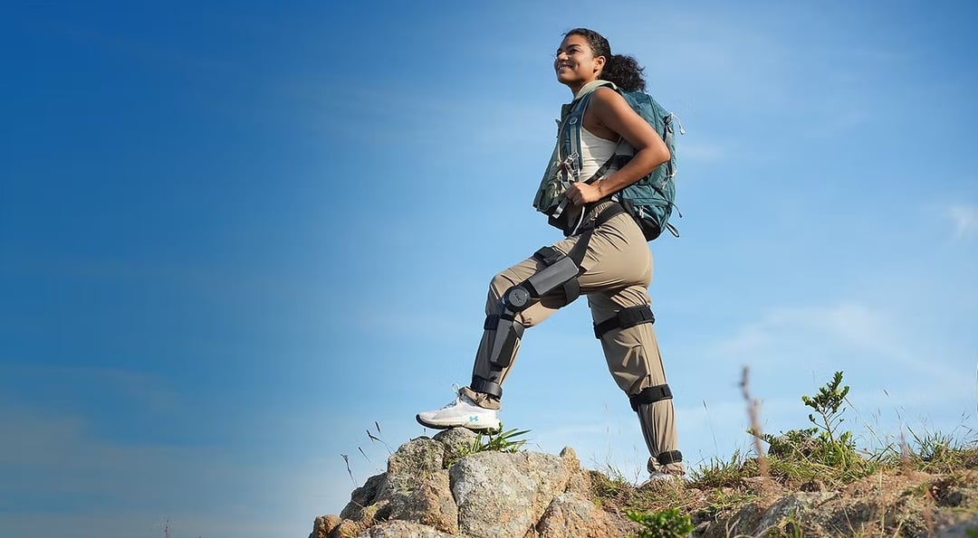 Egzoszkielet z AI za 1450 zł trafi do zwykłych turystów. Chińczycy obiecują odciążenie kolan o ponad 20 kilogramów