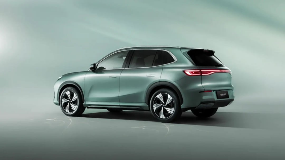 Elektryczny crossover obraca koła o 90 stopni. Parkowanie w mieście może już nigdy nie być takie samo